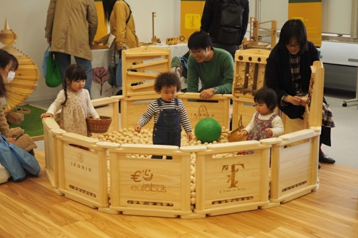 木の玉ボールプールで遊ぶ子ども