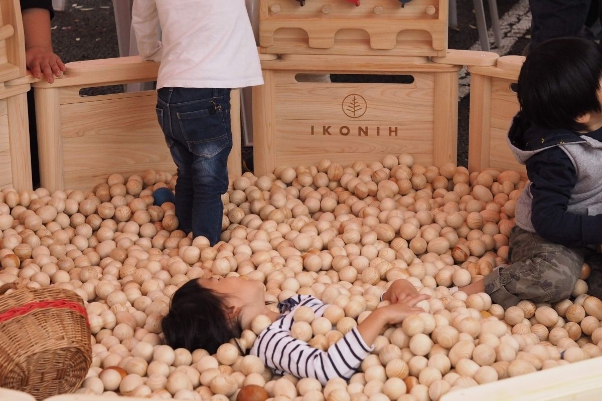 木の玉ボールプールのクローズアップ