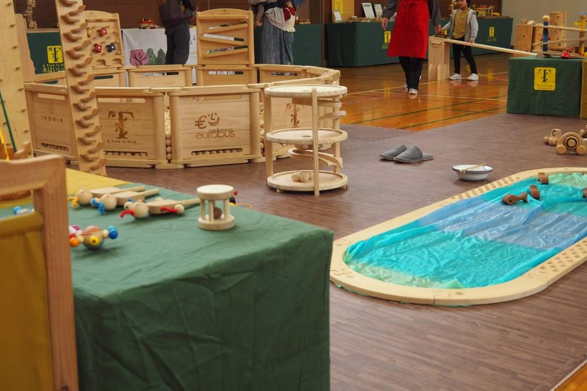 イベントで木のおもちゃで遊ぶ子ども