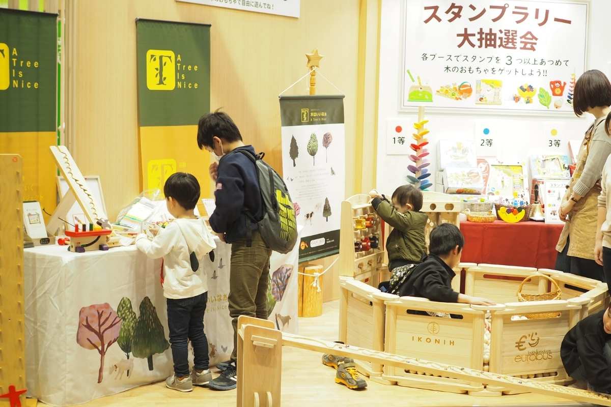 木の玉ボールプールと玩具の全景