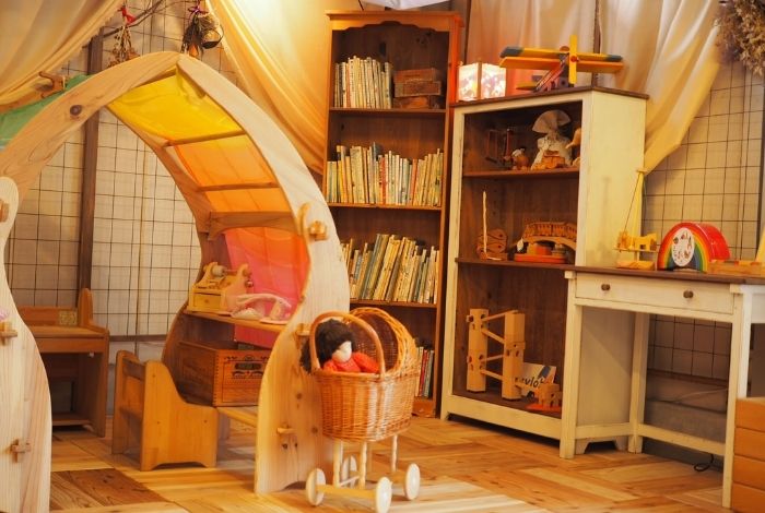 オンラインストアで販売される木製玩具のクローズアップ