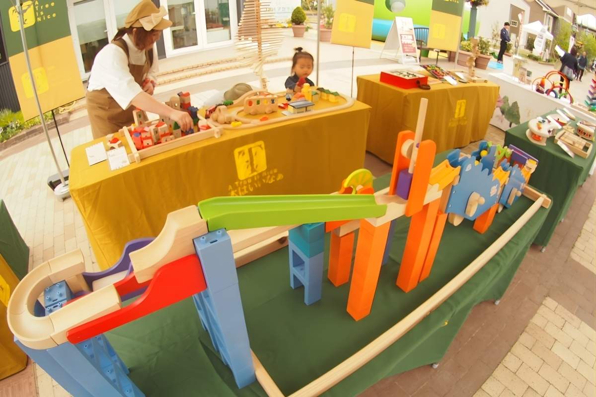 積み木で遊ぶ子どもたち