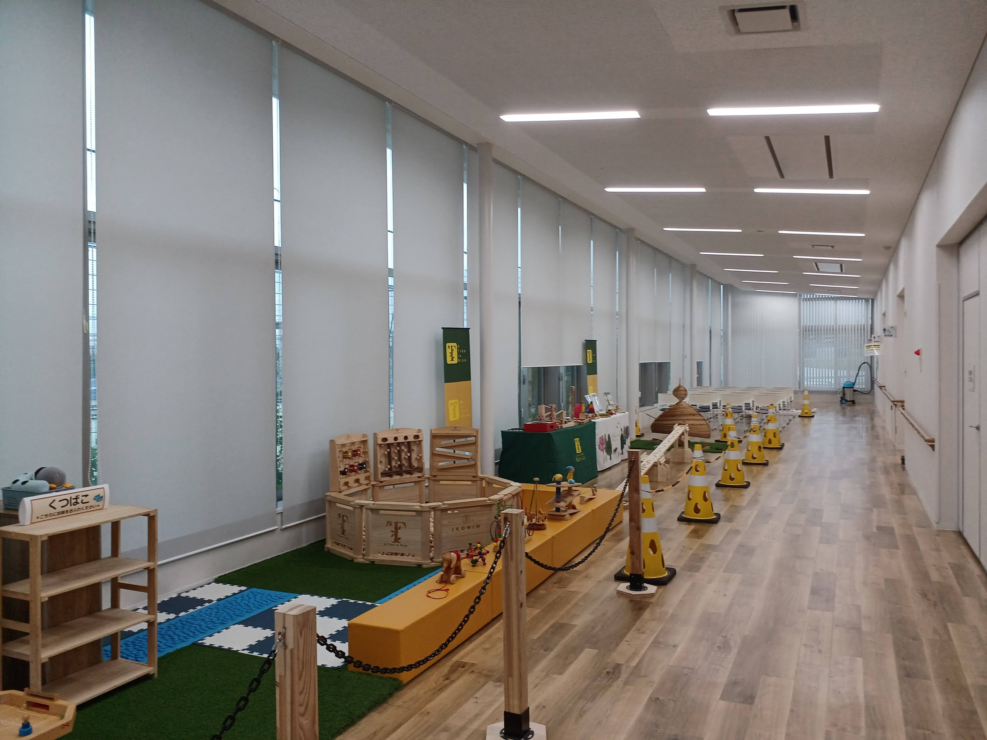 高砂中央公園で開催された「木と音のこども広場」で、木のボールプールやおもちゃで遊ぶ親子の様子