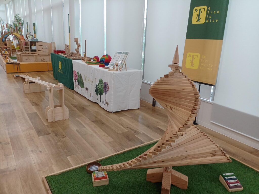 高砂中央公園で開催された「木と音のこども広場」で、木のボールプールやおもちゃで遊ぶ親子の様子