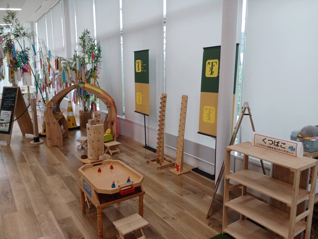 高砂中央公園で開催された「木と音のこども広場」で、木のボールプールやおもちゃで遊ぶ親子の様子