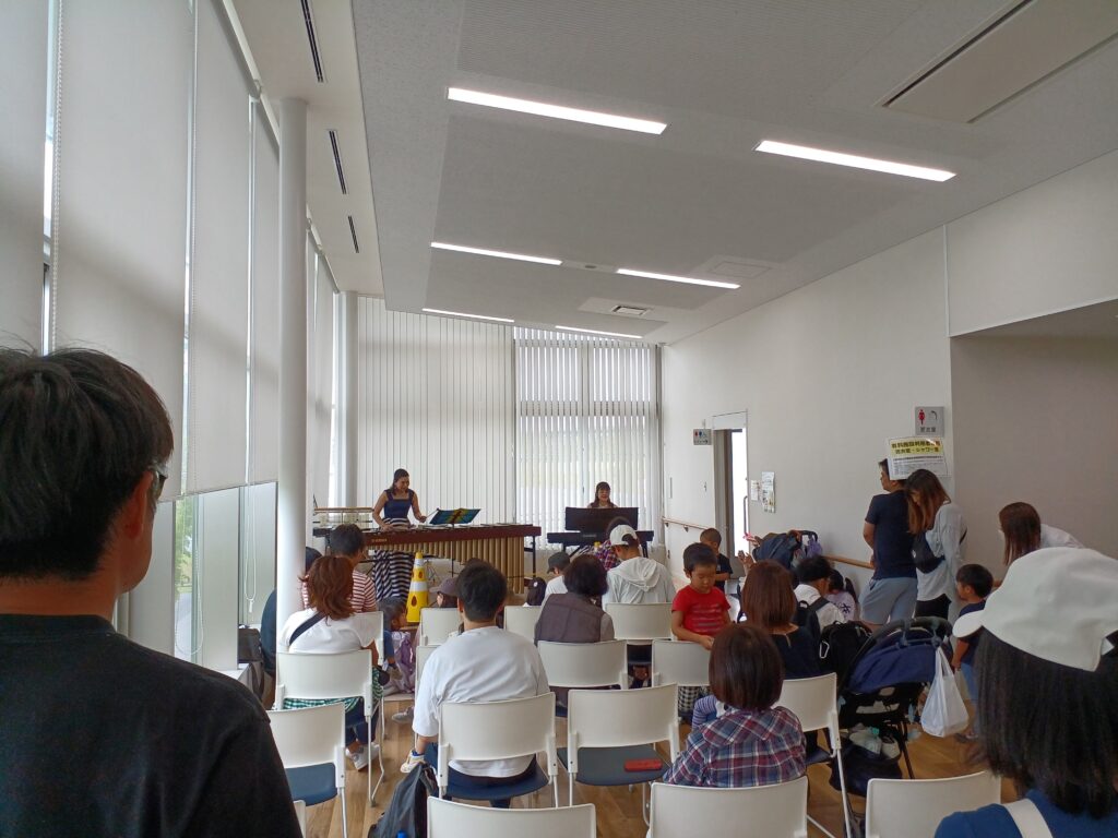 高砂中央公園で開催された「木と音のこども広場」で、木のボールプールやおもちゃで遊ぶ親子の様子