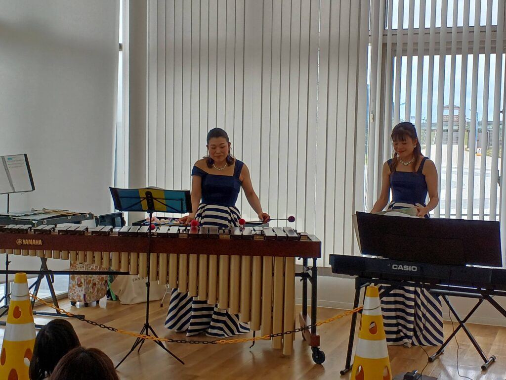 高砂中央公園で開催された「木と音のこども広場」で、マリンバとピアノを演奏するマリンピアの様子