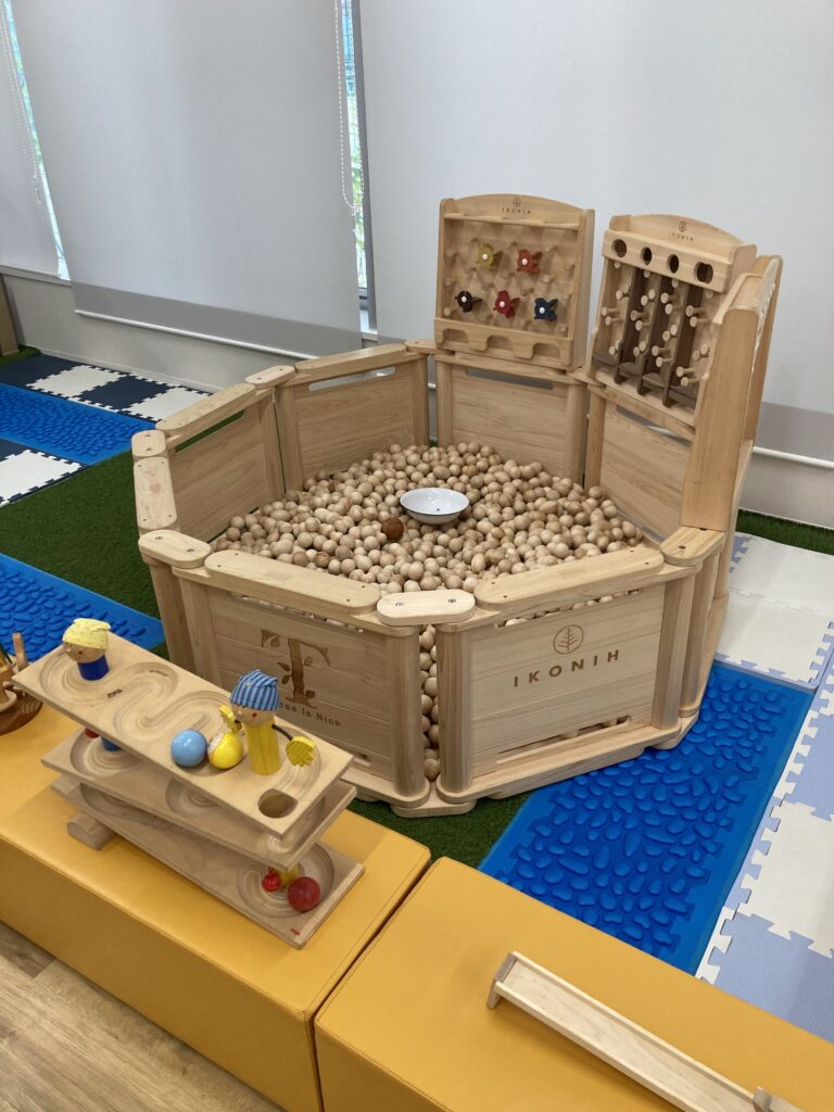 高砂中央公園で開催された「木と音のこども広場」で、木のボールプールやおもちゃで遊ぶ親子の様子