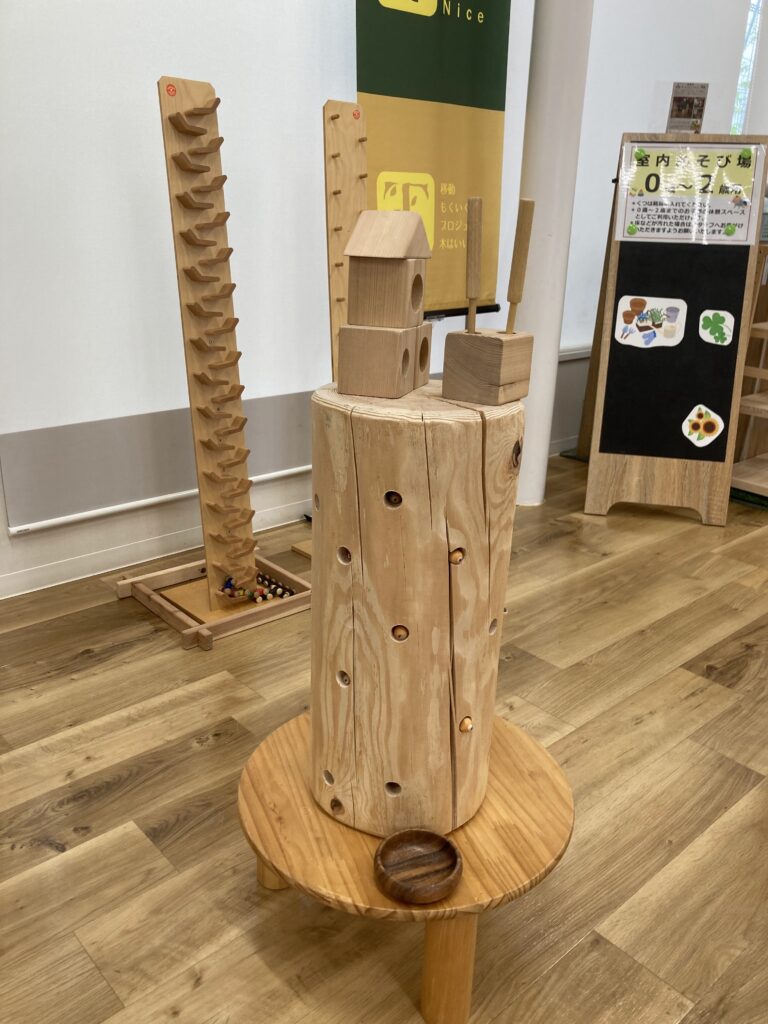 高砂中央公園で開催された「木と音のこども広場」で、木のボールプールやおもちゃで遊ぶ親子の様子