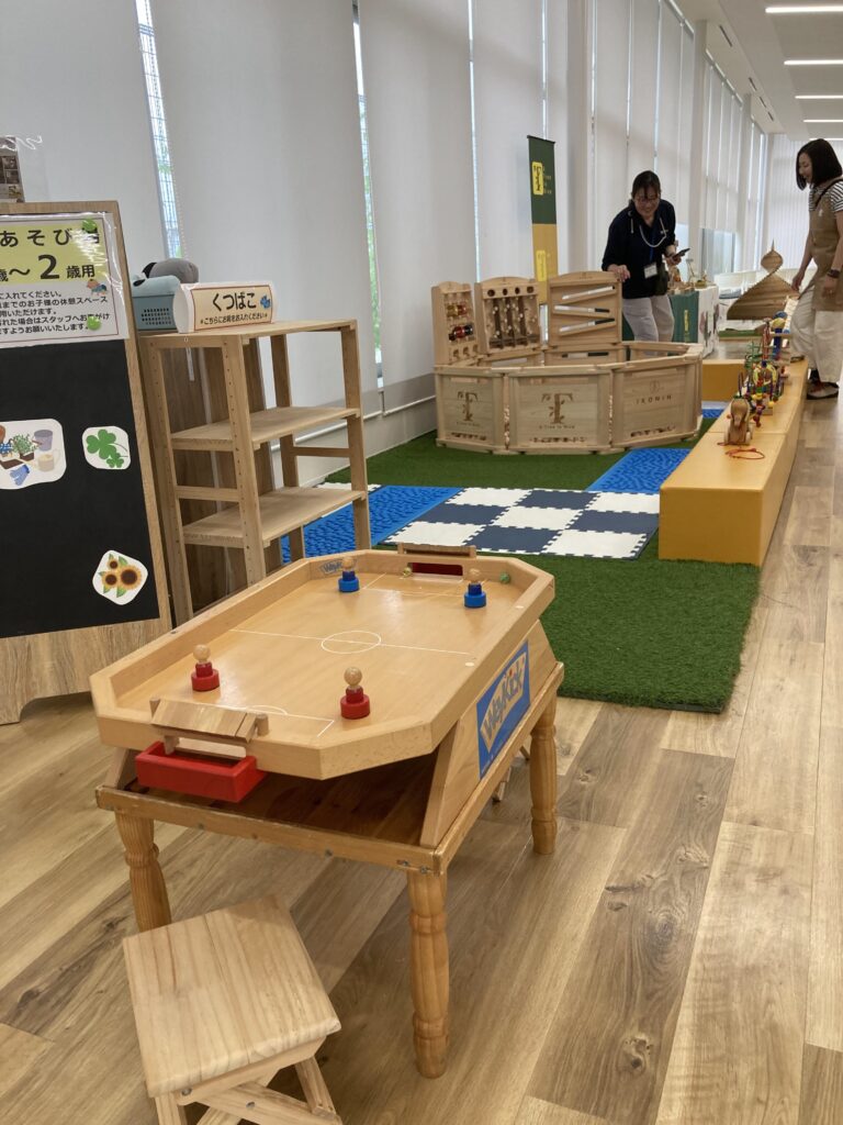 高砂中央公園で開催された「木と音のこども広場」で、木のボールプールやおもちゃで遊ぶ親子の様子