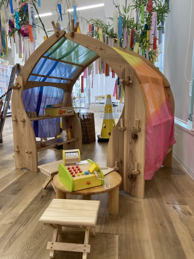 高砂中央公園で開催された「木と音のこども広場」で、木のボールプールやおもちゃで遊ぶ親子の様子