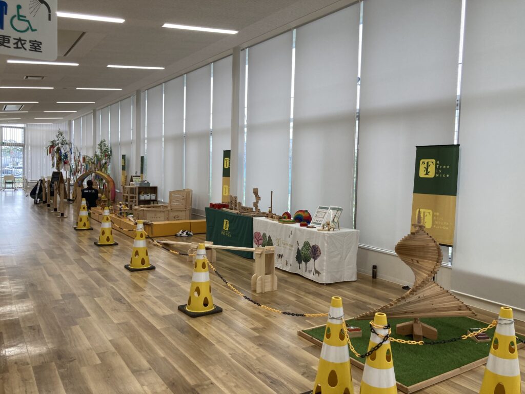 高砂中央公園で開催された「木と音のこども広場」で、木のボールプールやおもちゃで遊ぶ親子の様子