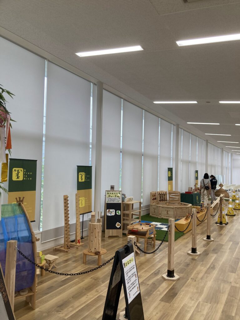 高砂中央公園で開催された「木と音のこども広場」で、木のボールプールやおもちゃで遊ぶ親子の様子