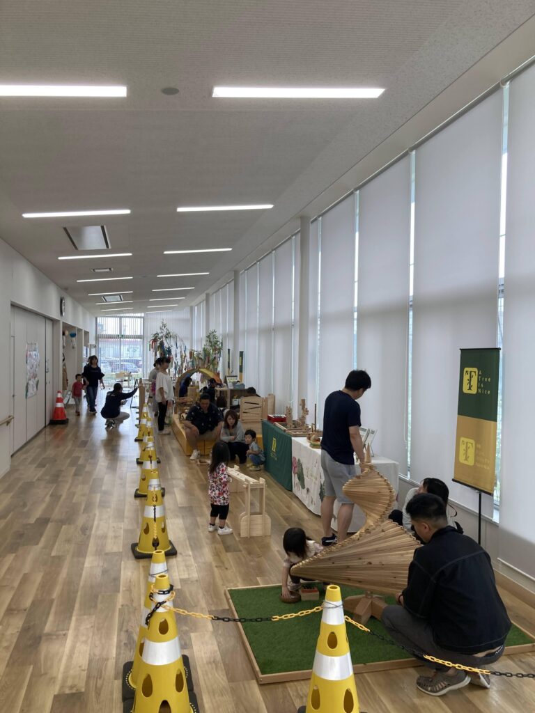 高砂中央公園で開催された「木と音のこども広場」で、木のボールプールやおもちゃで遊ぶ親子の様子