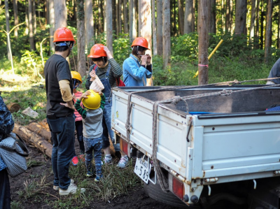 トラックに乗っての移動