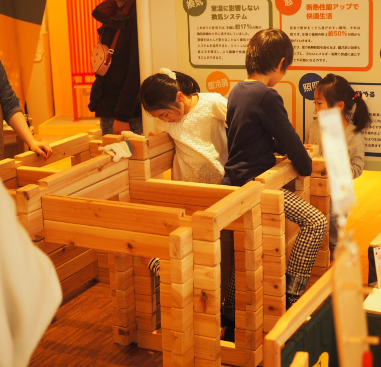 グッド・トイ 木育おもちゃの広場 キャラバンの様子 間伐材2