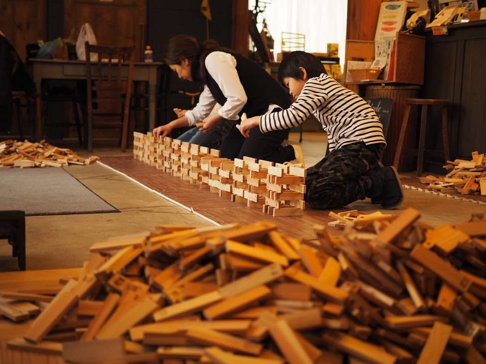 カプラのような間伐材の積み木を積み上げます