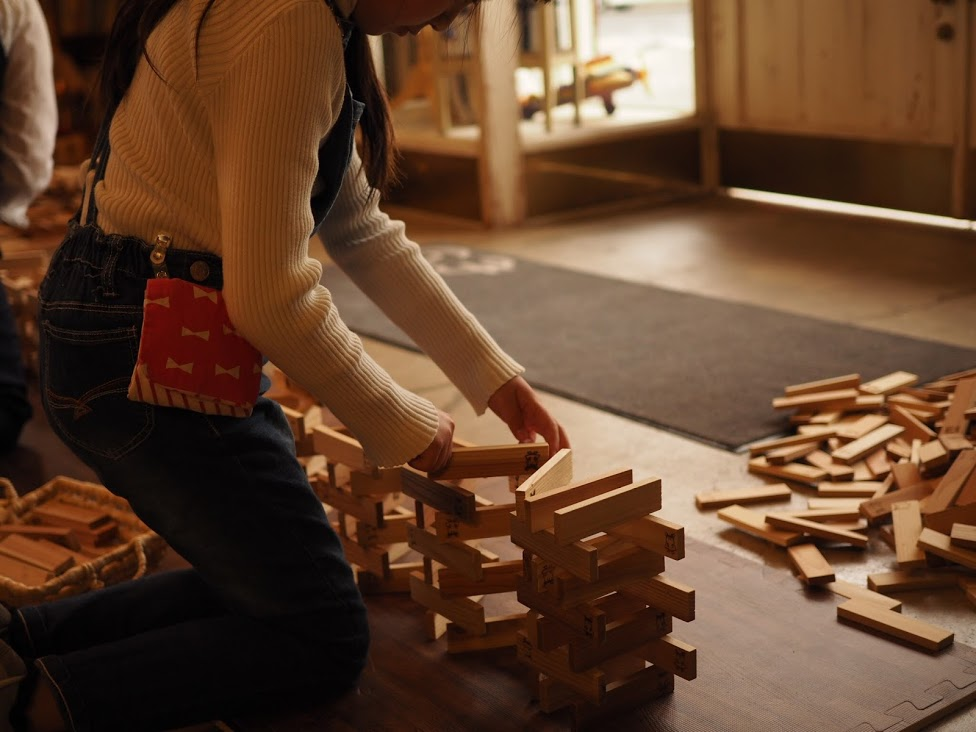 積み木を積み上げる