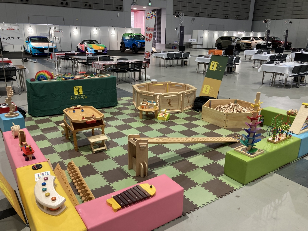 移動木育広場「木はいいなぁ」での活動風景。たくさんの木製玩具や遊具の配置。