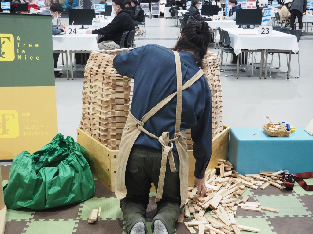 夢メッセみやぎのイベント会場で遊ぶ子供たちと移動木育広場の風景