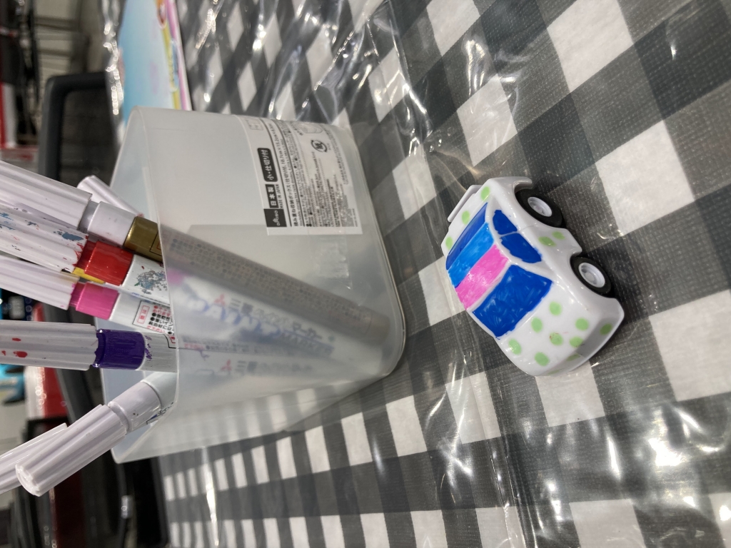 夢メッセみやぎのイベント会場で遊ぶ子供たちと移動木育広場の風景