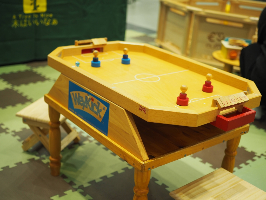 夢メッセみやぎのイベント会場で遊ぶ子供たちと移動木育広場の風景