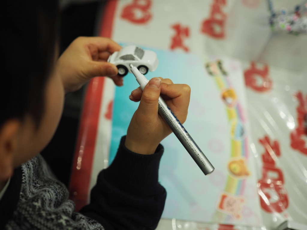 夢メッセみやぎのイベント会場で遊ぶ子供たちと移動木育広場の風景