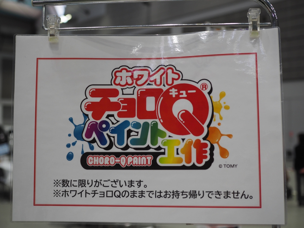 夢メッセみやぎのイベント会場で遊ぶ子供たちと移動木育広場の風景
