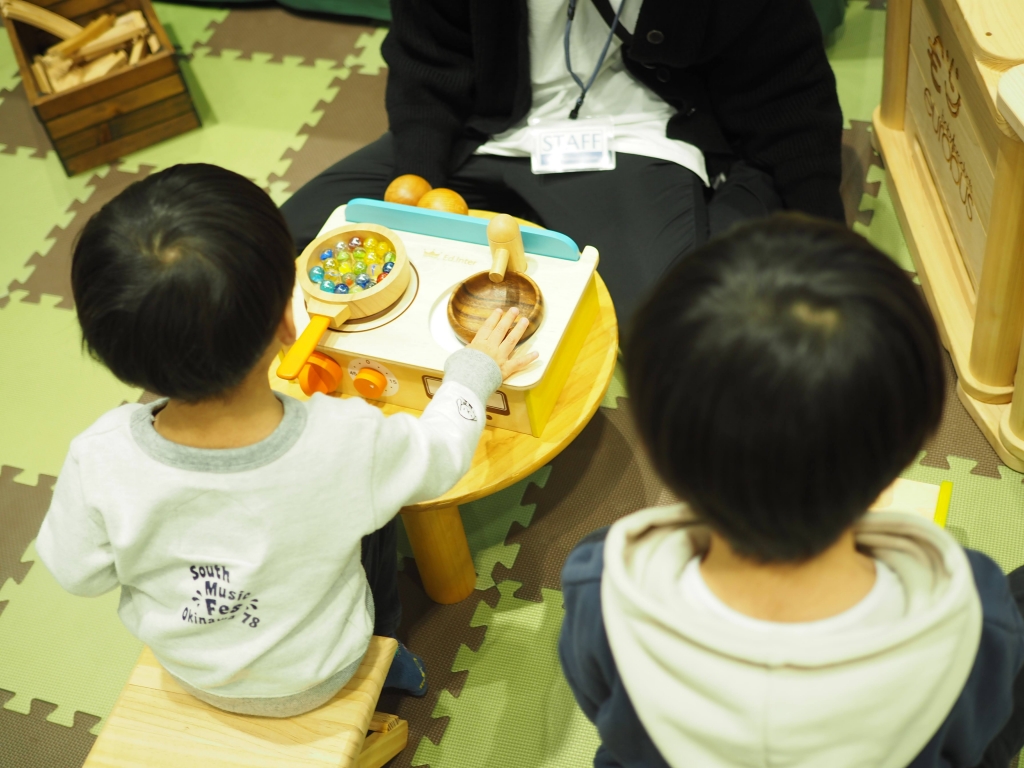夢メッセみやぎのイベント会場で遊ぶ子供たちと移動木育広場の風景