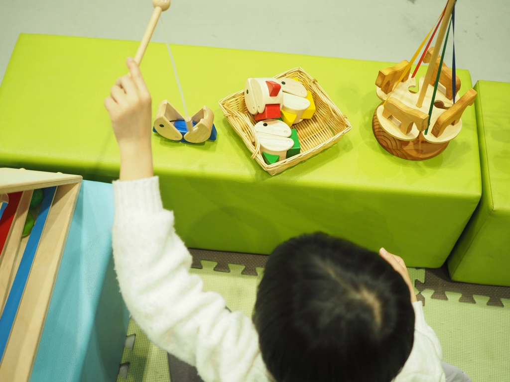 夢メッセみやぎのイベント会場で遊ぶ子供たちと移動木育広場の風景