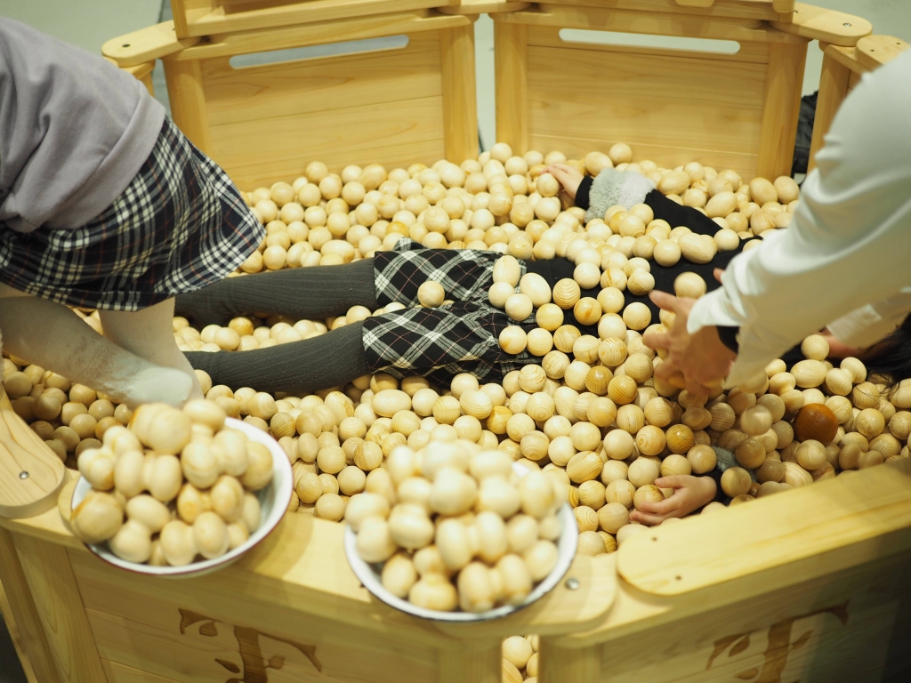 夢メッセみやぎのイベント会場で遊ぶ子供たちと移動木育広場の風景
