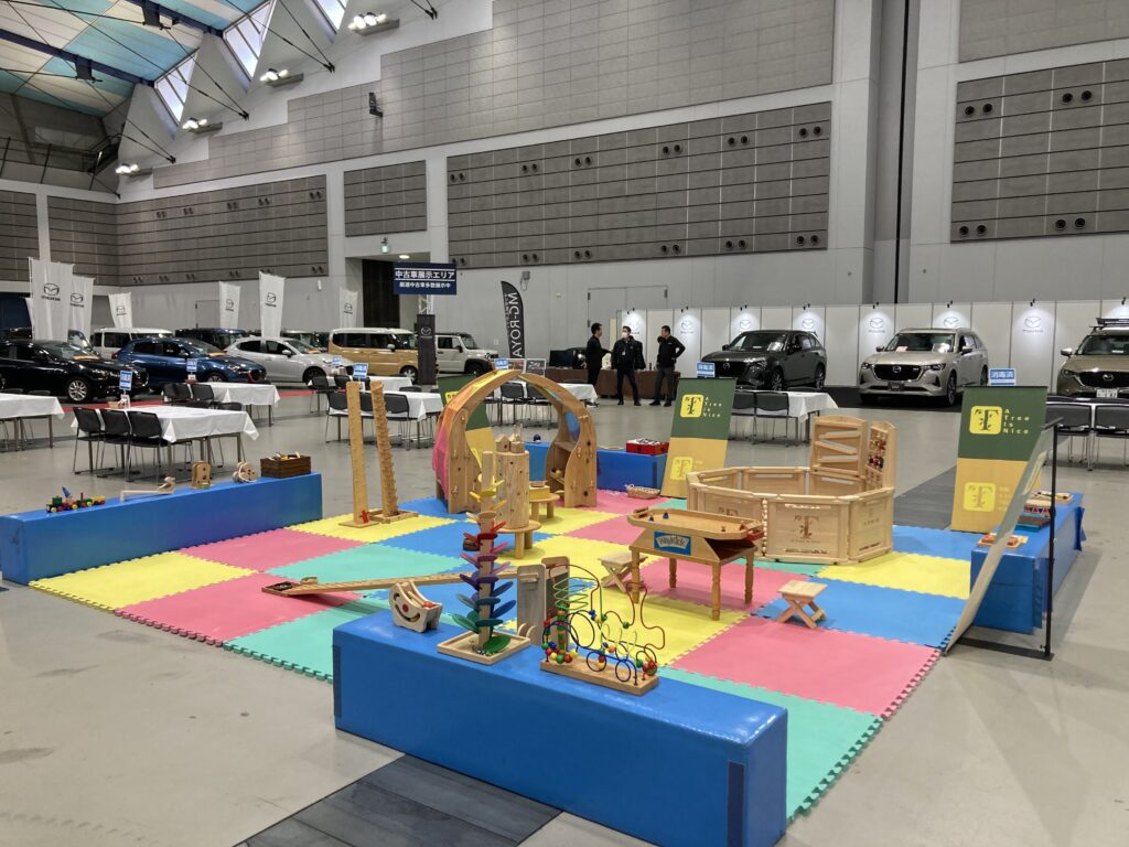 夢メッセみやぎで開催された東北マツダ特別展示会にて、おままごとついたてや木のボールプールで遊ぶ子どもたちの様子