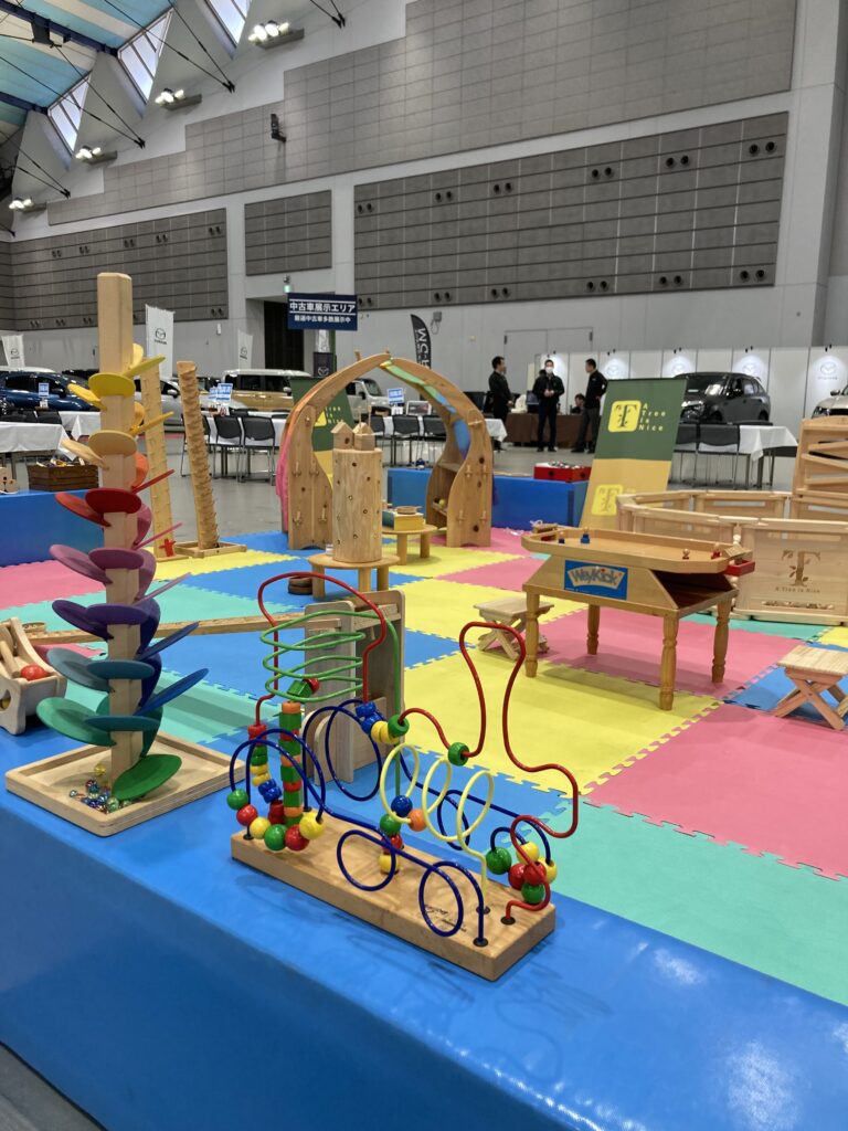 夢メッセみやぎで開催された東北マツダ特別展示会にて、おままごとついたてや木のボールプールで遊ぶ子どもたちの様子