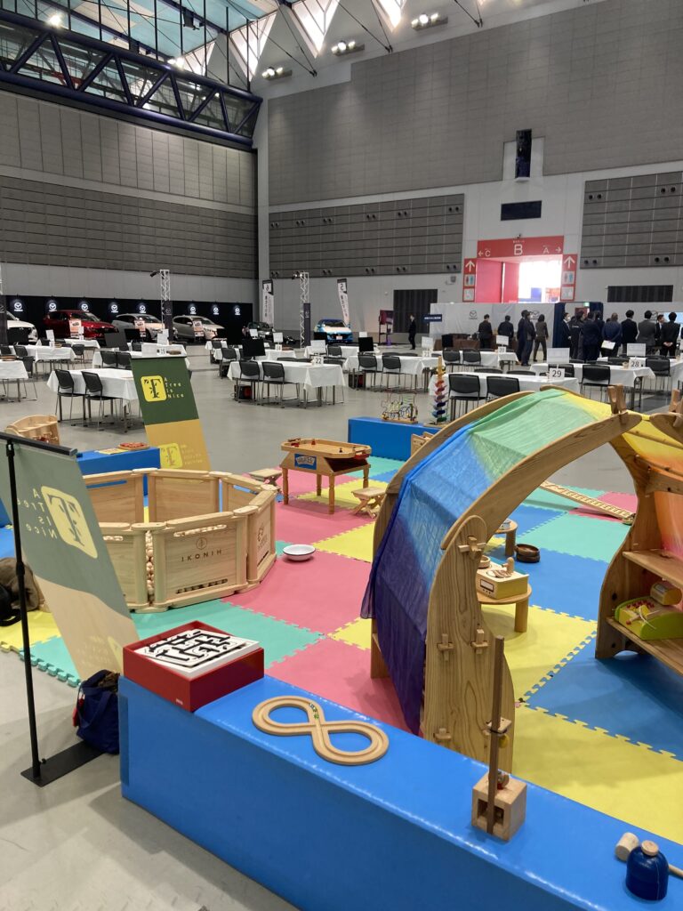 夢メッセみやぎで開催された東北マツダ特別展示会にて、おままごとついたてや木のボールプールで遊ぶ子どもたちの様子