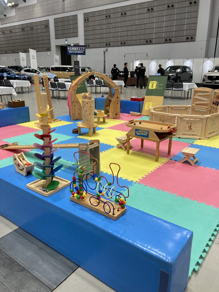 夢メッセみやぎで開催された東北マツダ特別展示会にて、おままごとついたてや木のボールプールで遊ぶ子どもたちの様子