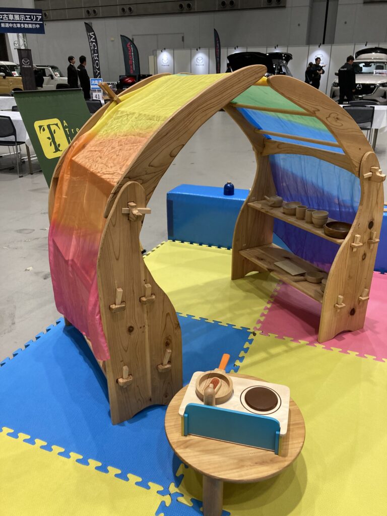 夢メッセみやぎで開催された東北マツダ特別展示会にて、おままごとついたてや木のボールプールで遊ぶ子どもたちの様子