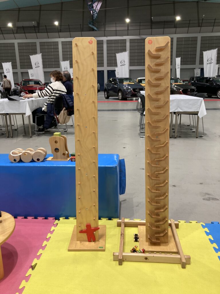 夢メッセみやぎで開催された東北マツダ特別展示会にて、おままごとついたてや木のボールプールで遊ぶ子どもたちの様子