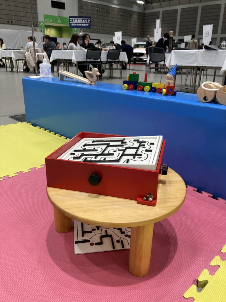 夢メッセみやぎで開催された東北マツダ特別展示会にて、おままごとついたてや木のボールプールで遊ぶ子どもたちの様子
