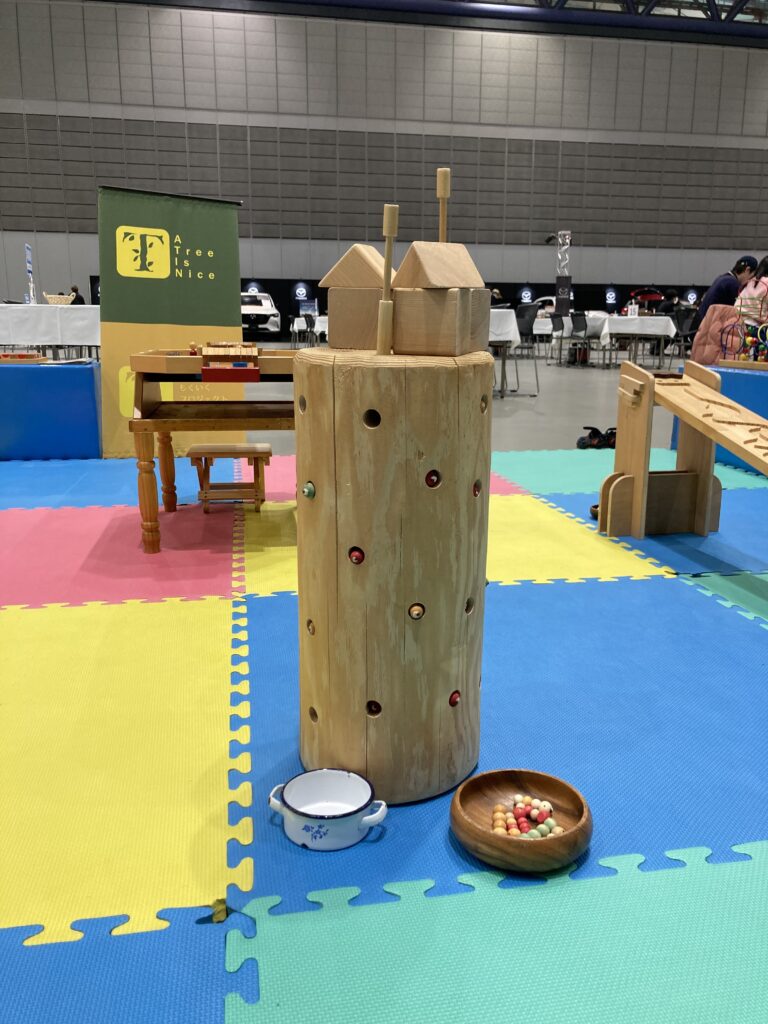 夢メッセみやぎで開催された東北マツダ特別展示会にて、おままごとついたてや木のボールプールで遊ぶ子どもたちの様子