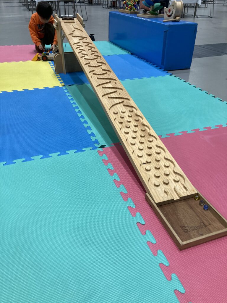 夢メッセみやぎで開催された東北マツダ特別展示会にて、おままごとついたてや木のボールプールで遊ぶ子どもたちの様子