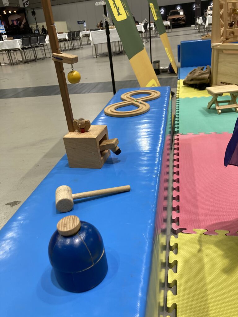 夢メッセみやぎで開催された東北マツダ特別展示会にて、おままごとついたてや木のボールプールで遊ぶ子どもたちの様子