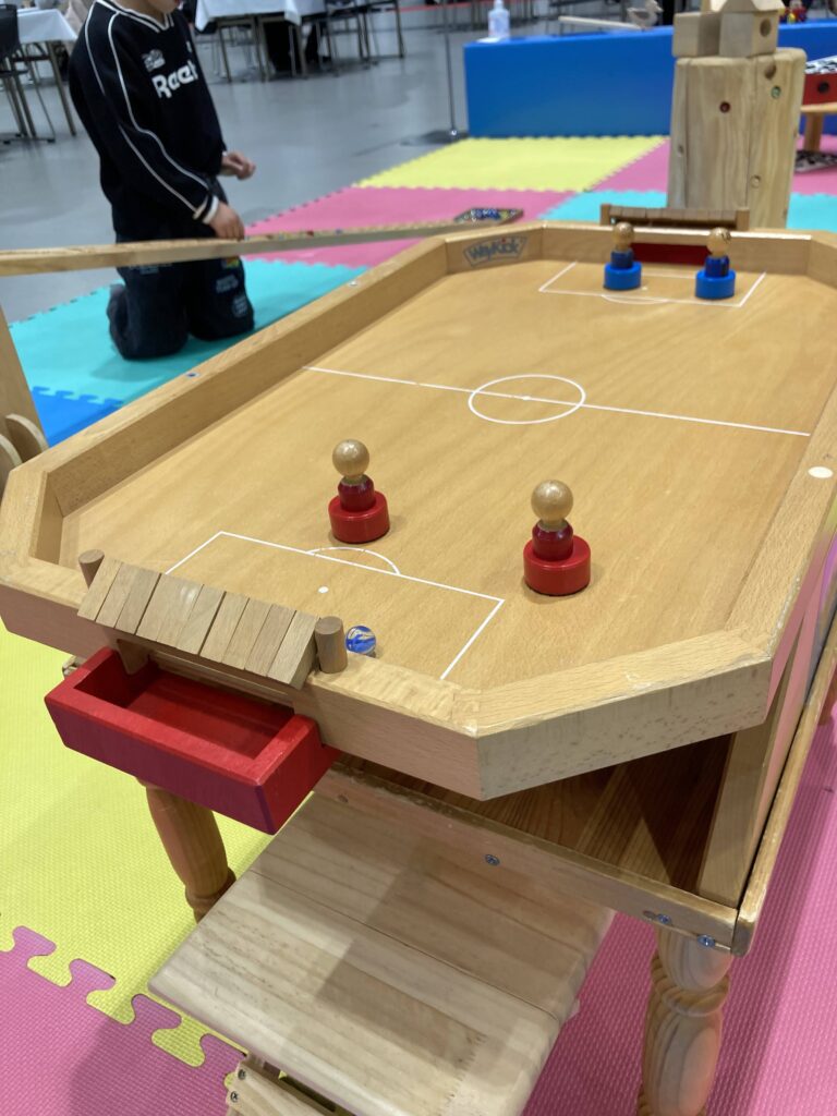 夢メッセみやぎで開催された東北マツダ特別展示会にて、おままごとついたてや木のボールプールで遊ぶ子どもたちの様子