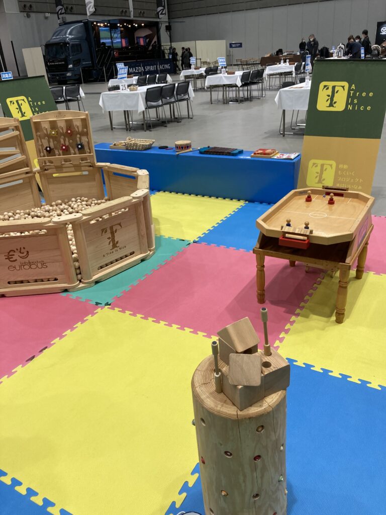 夢メッセみやぎで開催された東北マツダ特別展示会にて、おままごとついたてや木のボールプールで遊ぶ子どもたちの様子