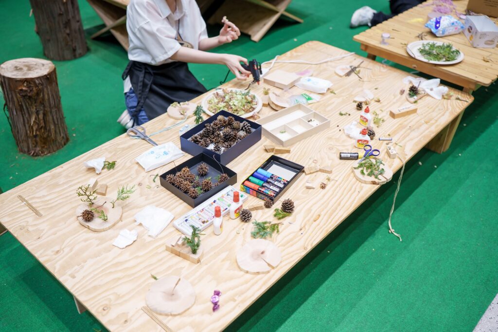 仙台アエルの木のおもちゃひろばで、木の玉ボールプールや様々な木製玩具で遊ぶ大勢の親子連れの様子