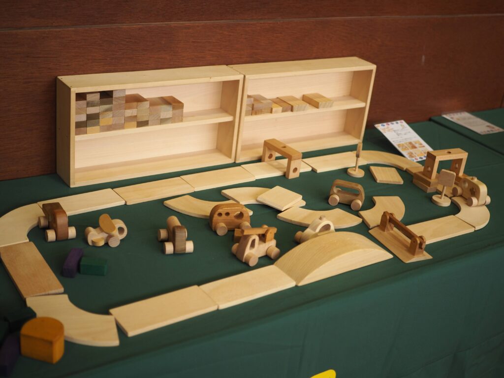 秋保市民センターの大ホールで開催された「おもちゃのひろば」で、木のボールプールや工作を楽しむ親子連れの様子