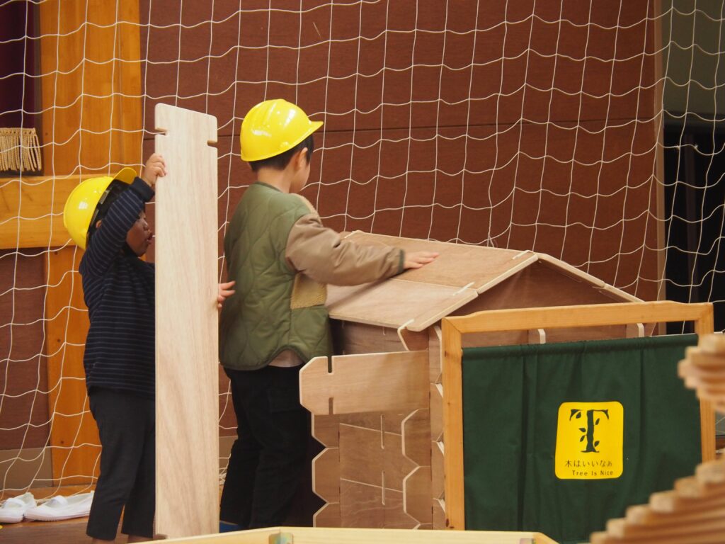 秋保市民センターの大ホールで開催された「おもちゃのひろば」で、木のボールプールや工作を楽しむ親子連れの様子