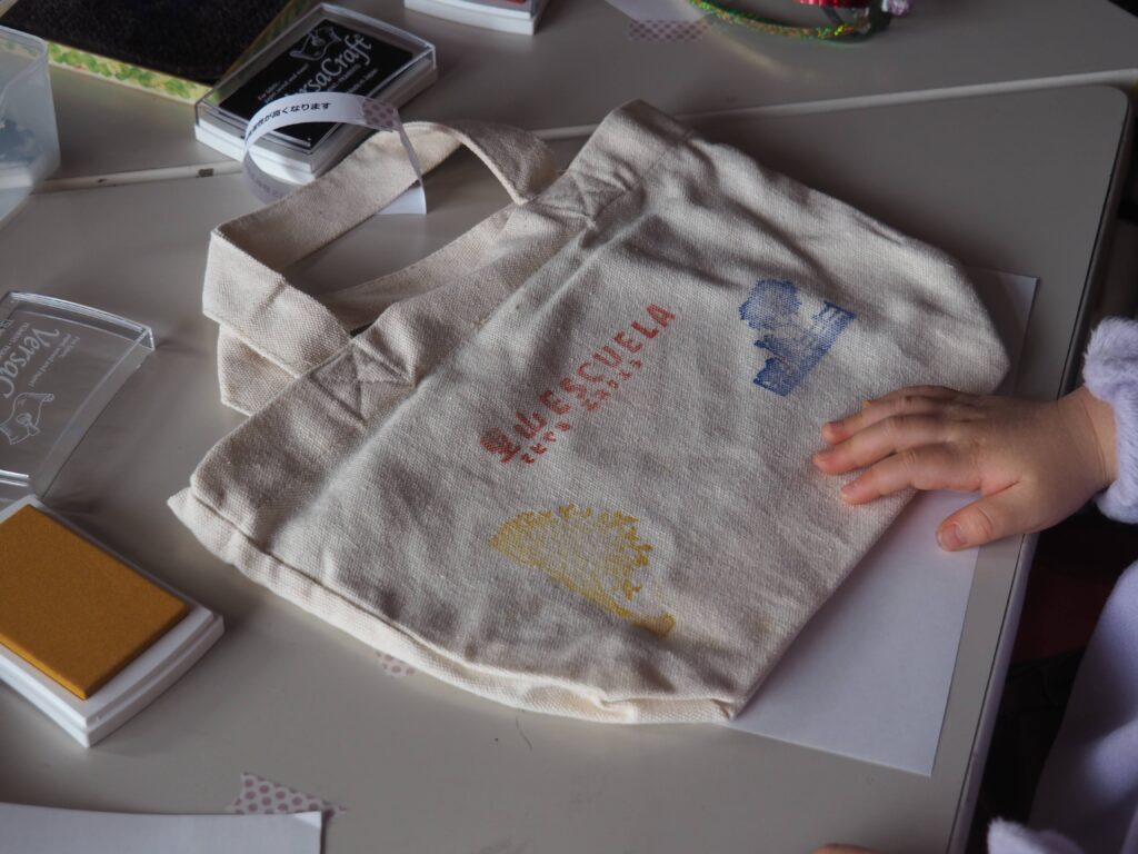 木育広場里山エスクエラの1周年イベントで、おもちゃコンサルタントと子どもたちが積み木やワークショップで遊んでいる賑やかな風景