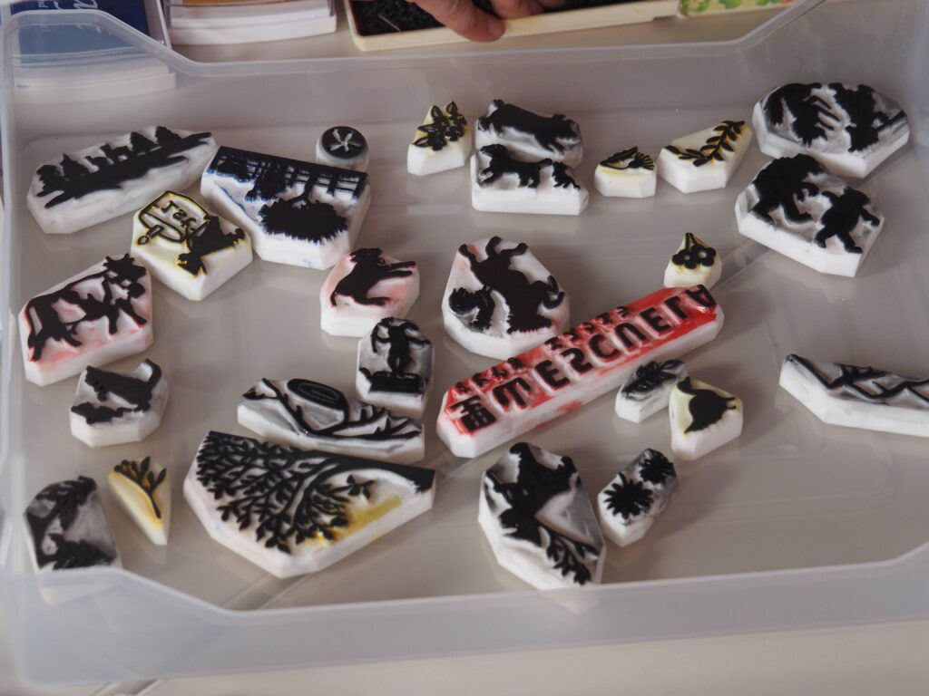 木育広場里山エスクエラの1周年イベントで、おもちゃコンサルタントと子どもたちが積み木やワークショップで遊んでいる賑やかな風景