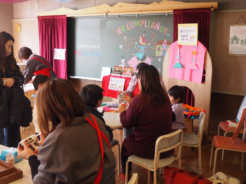 木育広場里山エスクエラの1周年イベントで、おもちゃコンサルタントと子どもたちが積み木やワークショップで遊んでいる賑やかな風景