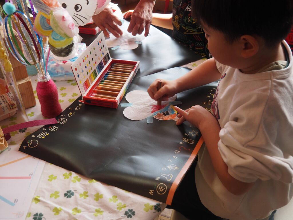 木育広場里山エスクエラの1周年イベントで、おもちゃコンサルタントと子どもたちが積み木やワークショップで遊んでいる賑やかな風景